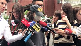 詹姓空姐兩度遭惡煞潑糞及瀝青，遂在市議員童仲彥陪同下開記者會，指控警方在第一次報案時吃案又要他們自己調監視器（楊忠翰攝）