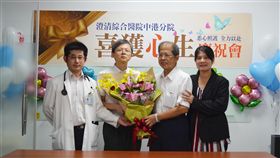 鏈球菌破壞心臟瓣膜　發病初期像感冒台中市一名62歲男子（右2）因為心臟主動脈瓣膜被鏈球菌破壞造成急性心臟衰竭，手術後康復出院。澄清醫院心臟外科主任吳慧中（左）表示，民眾如有長時間發燒、冒冷汗合併胸悶未好轉，應尋求醫療協助。（澄清醫院提供）中央社記者郝雪卿傳真  106年11月6日