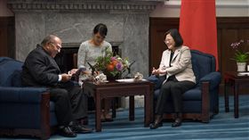 蔡英文總統接見吉里巴斯共和國國會議長萬伊。（總統府提供）