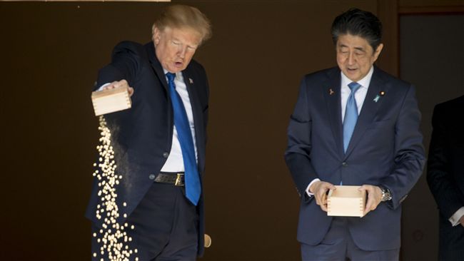 安倍邀餵鯉魚　川普霸氣「整碗乎乾」