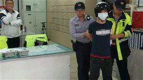 中和警方將蕭男押回。（圖／翻攝畫面）