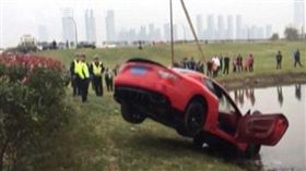 女駕駛低頭玩手機…衝進池塘沉水底　瑪莎拉蒂瞬間成廢鐵
《看看新聞》