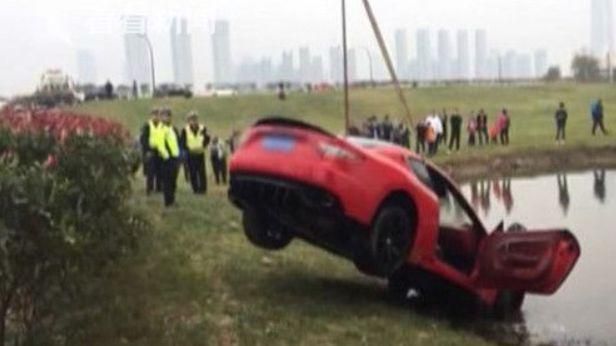 婦顧玩手機…瑪莎拉蒂衝進池塘成廢鐵