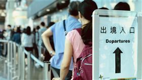 國慶連假　出國人潮湧現國慶連假展開，出國人潮湧現，桃機公司呼籲旅客多利用自助報到、自動通關，以及機場捷運A1站的市區預辦登機及自助行李託運系統，加快通關效率。中央社記者邱俊欽桃園機場攝　106年10月7日