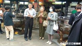 民眾野生捕獲柯文哲回新竹老家，與柯媽／陳佩琪到城隍廟拜拜　翻攝網路