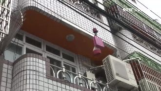 神秘天降米糕！想買得用吊籃空中交易