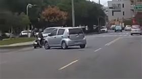 馬路,三寶,機車,汽車,閃躲,神技　▲圖／翻攝自YouTube