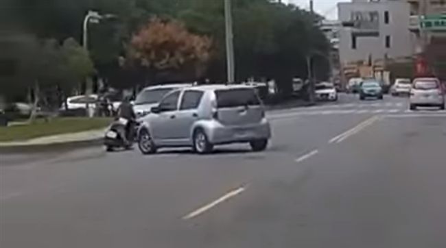 汽車三寶霸氣迴轉　機車秀神招閃避！