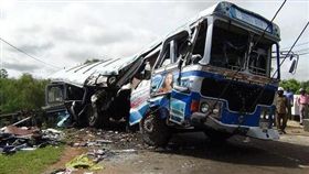 斯里蘭卡一輛巴士超載疑似為超車衝出橋面翻覆，造成至少7死40傷。（圖／翻攝sunday times）