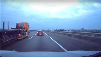 在高速公路中央急停　遭貨車猛撞拖行