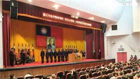 台北市警局舉行聯合佈達典禮，張素菱為新任萬華分局長，黃永志則升任中山分局長（翻攝畫面）