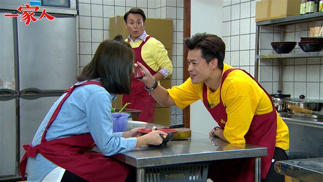 影／馬幼興拼酒拳　竟被金髮女電慘慘