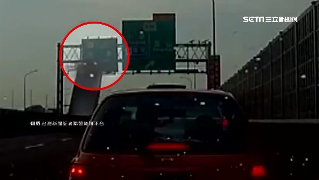 後斗無故升起　砂石車撞毀路標指示牌