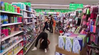 賣場驚現「大法師爬行」　女客秒嚇瘋