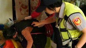 雲林,婦人,癲癇,金桶,捕蚊燈（圖／翻攝自臉書雲林縣警察局臺西分局粉絲新頁）https://www.facebook.com/permalink.php?story_fbid=1945172022160454&id=1054415187902813