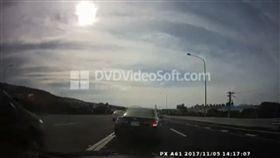 三寶駕駛在五楊高架校前路交流道前突然停車嚇壞路過民眾。（圖／翻攝畫面）