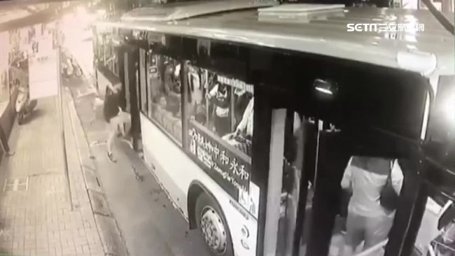 搭公車被門夾2次　男大生險遭拖行
