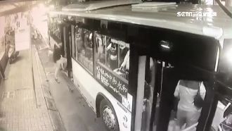 搭公車被門夾2次　男大生險遭拖行