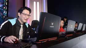 主播徐展元出席電競派對知名主播徐展元（左1）5日出席Acer x Intel Predator電競狂歡派對擂台賽，與現場組隊民眾對戰。（宏碁提供）中央社記者吳家豪傳真　106年11月6日