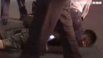 交警處理車禍拍照時⋯醉男亂入襲警