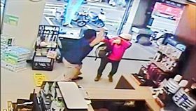 苗栗超商內，邱明治對落單女顧客揮剪。翻攝