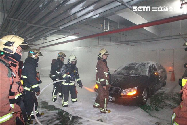 老賓起火無人傷！停車場成泡泡洗車場