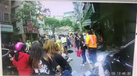 雙方陣頭因誤會釀生口角，所幸最後和平落幕。（圖／翻攝畫面）