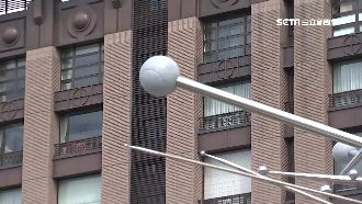 球場裝置藝術如大頭釘　居民憂壞風水