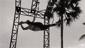 空中特技員
https://www.facebook.com/sam.simile