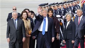 川普訪南韓（美國總統唐納德·特朗普（Tonald Trump）在2017年11月7日星期二抵達韓國平澤市的烏山空軍基地）－（圖／美聯社／達志影像）