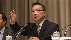 行政院發言人徐國勇出席「排除企業投資障礙五缺之缺地」記者會 圖／記者林敬旻攝