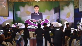 殉職消防員告別式　林永軒晉升小隊長新竹縣消防員林永軒10月下旬執行昇陽光電火災勤務不幸殉職，7日舉辦告別式，總統蔡英文特別頒贈褒揚令，並晉升林永軒為小隊長。中央社記者管瑞平攝　106年11月7日