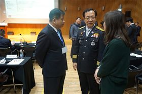 新北市消防局副局長陳崇岳與韓國首爾本部長鄭文鎬災害處理經驗交流。（圖／翻攝畫面）