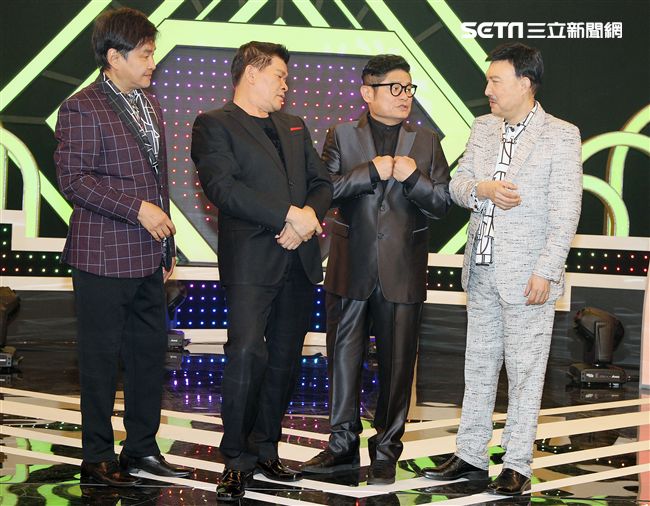 余天、賀一航、謝金晶共同主持的「天生王牌」首錄，特別來賓彭恰恰、許效舜。（記者邱榮吉/攝影）