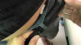 警方發現陳男將毒品夾在皮帶夾層內。（圖／翻攝畫面）