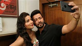 孟加拉當紅男演員在電影裡頭給女主角電話號碼，讓現實生活中的手機主人狂接到粉絲電話不堪其擾。（圖／翻攝Team Shakib Khan臉書）