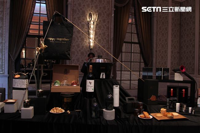 54屆金馬獎禮品搶先曝光。（記者邱榮吉/攝影）