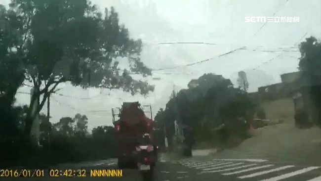 混凝車勾扯到電線　電桿倒塌百戶斷電