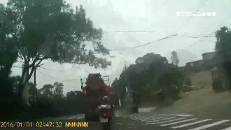 混凝車勾扯到電線　電桿倒塌百戶斷電