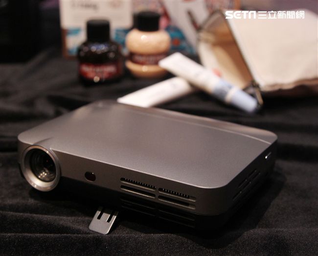 迷你投影機。（記者邱榮吉/攝影）