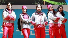 ▲以鮮明且大膽的紅色讓工作人員能在人群中更加顯眼，也象徵著歡慶的喜氣。（圖／翻攝自國際奧會IOC官網）