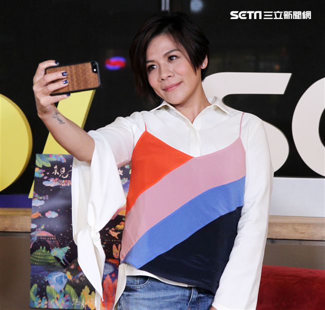 江美琪安安大明星直播現場高歌。（記者邱榮吉/攝影）