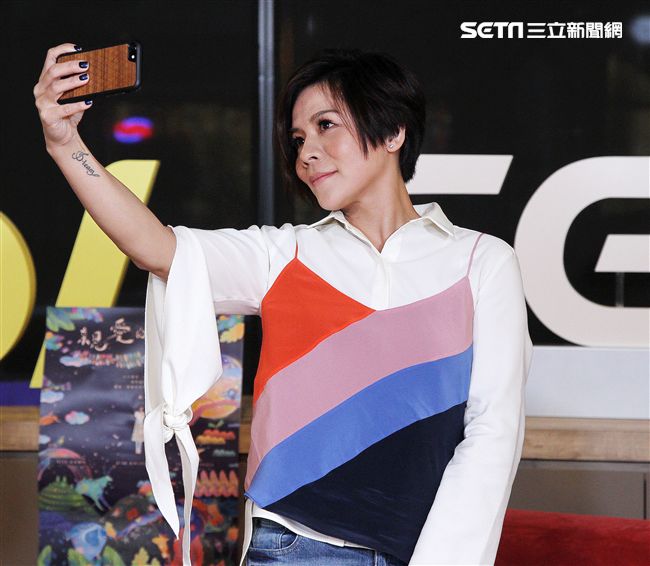 江美琪安安大明星直播現場高歌。（記者邱榮吉/攝影）