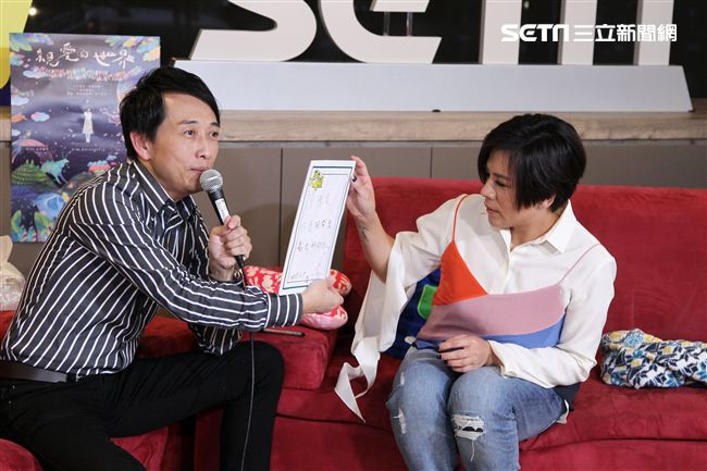 江美琪安安大明星直播現場高歌。（記者邱榮吉/攝影）