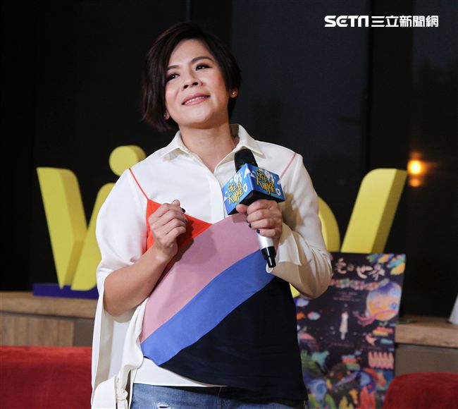 江美琪安安大明星直播現場高歌。（記者邱榮吉/攝影）