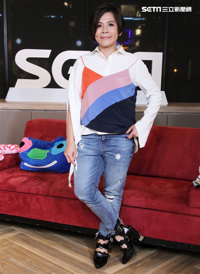 江美琪安安大明星直播現場高歌。（記者邱榮吉/攝影）