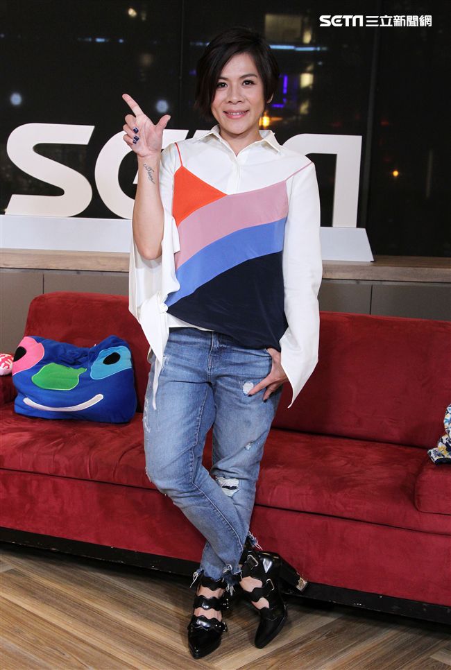 江美琪安安大明星直播現場高歌。（記者邱榮吉/攝影）