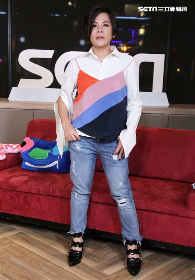 江美琪安安大明星直播現場高歌。（記者邱榮吉/攝影）