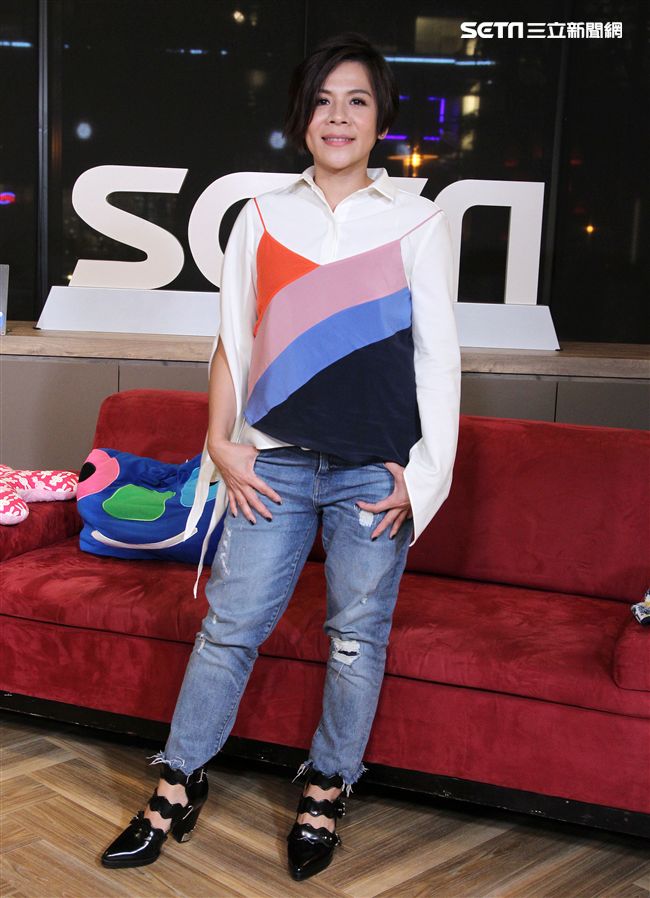 江美琪安安大明星直播現場高歌。（記者邱榮吉/攝影）