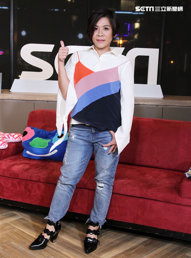 江美琪安安大明星直播現場高歌。（記者邱榮吉/攝影）